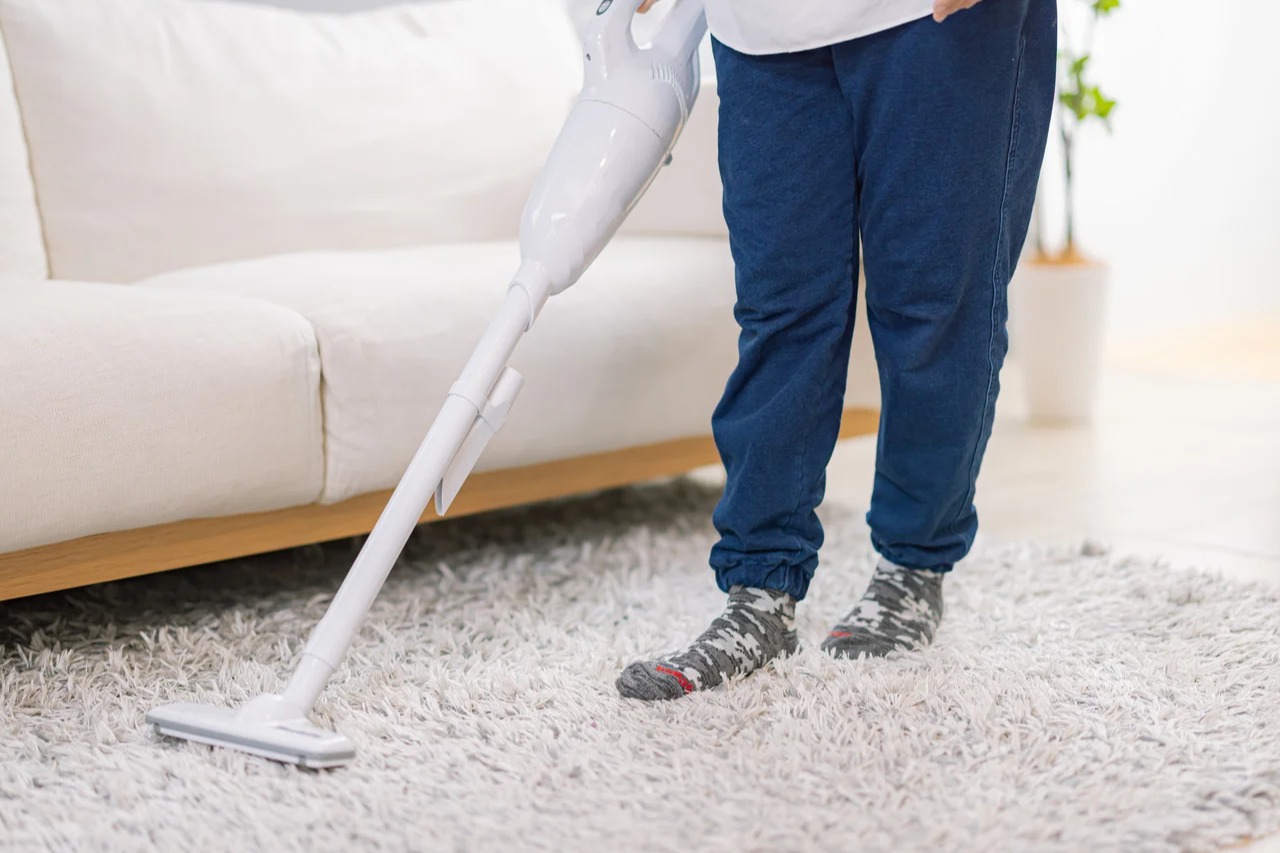 【介護視点で選ぶ】高齢者向け掃除機は「軽量コードレス」一択!おすすめモデルと選び方